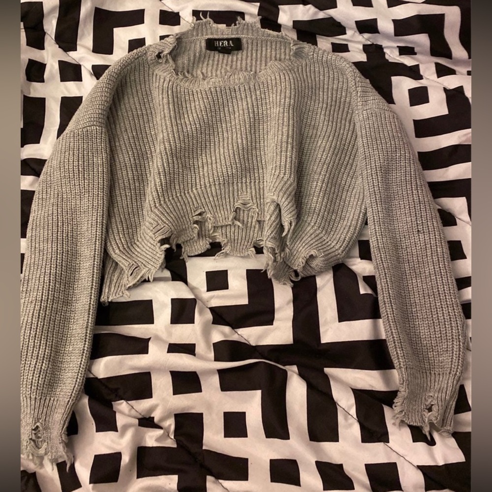Hera Collection Gray Fringe Cropped Sweater size medium
